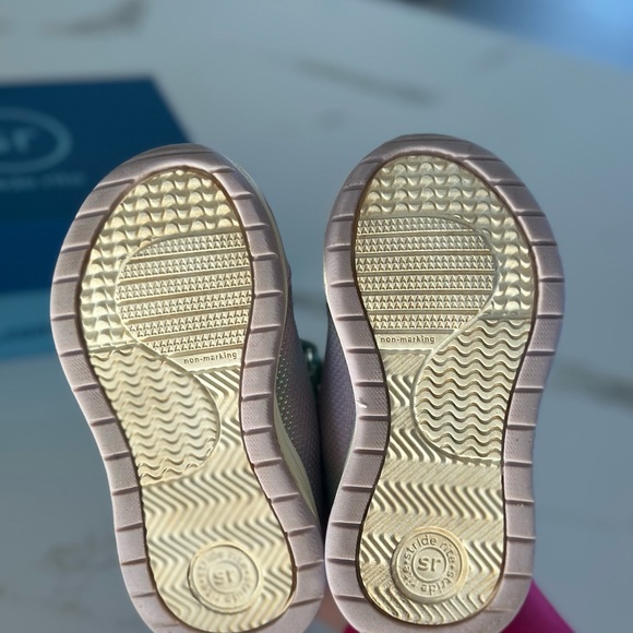 Girls Stride Rite’s size 6 - Picture 7 of 9